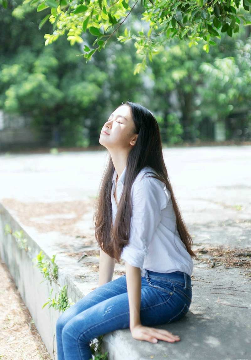 清纯白衬衫牛仔裤氧气少女纯净自然