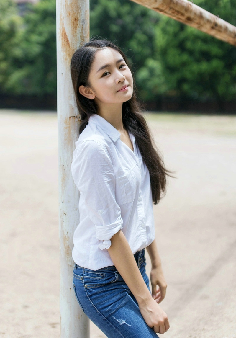 清纯白衬衫牛仔裤氧气少女纯净自然