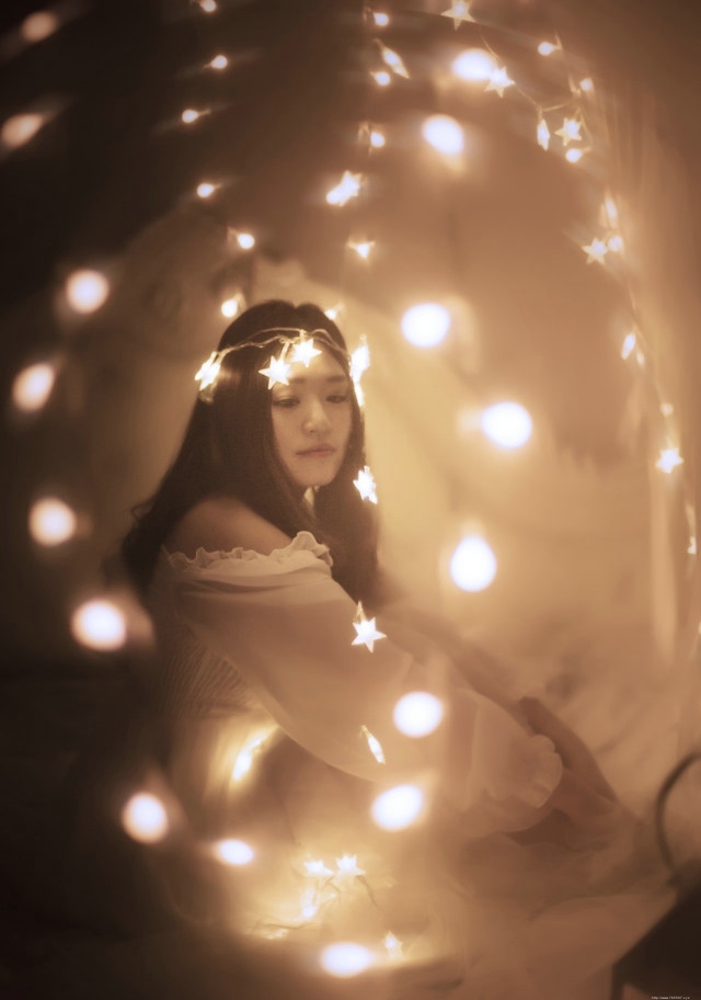 朦胧白纱下的灯光美女迷人身段唯美写真