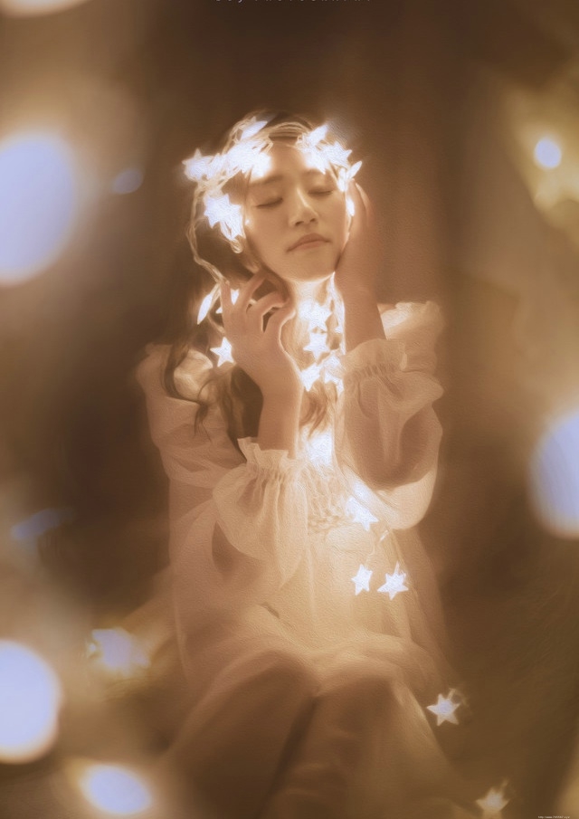 朦胧白纱下的灯光美女迷人身段唯美写真