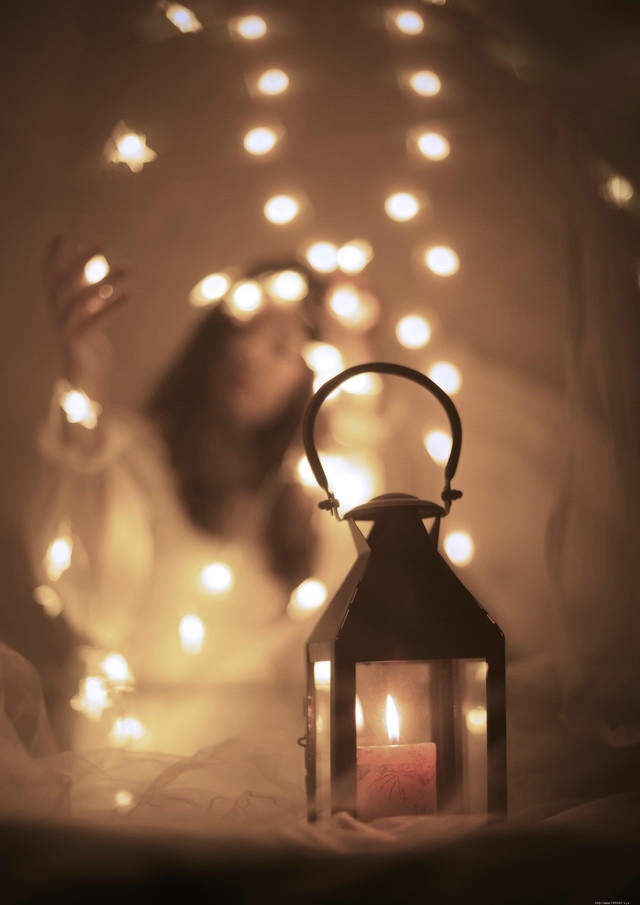 朦胧白纱下的灯光美女迷人身段唯美写真