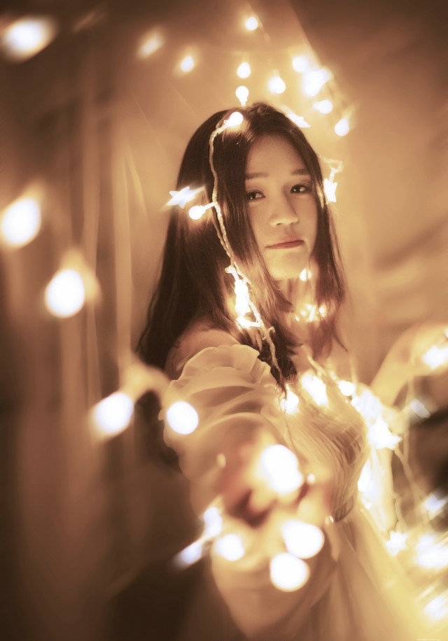 朦胧白纱下的灯光美女迷人身段唯美写真