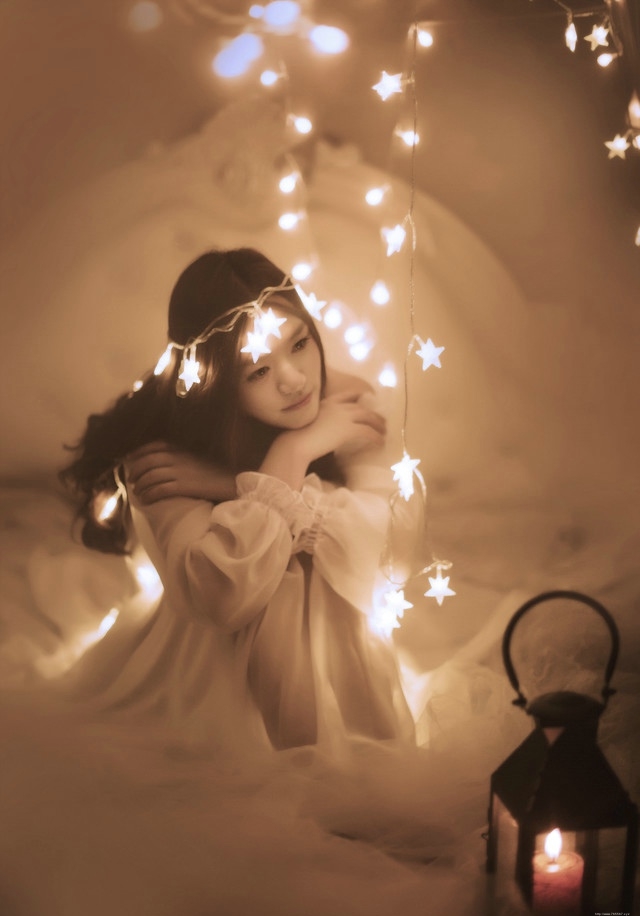 朦胧白纱下的灯光美女迷人身段唯美写真