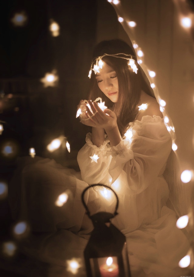 朦胧白纱下的灯光美女迷人身段唯美写真