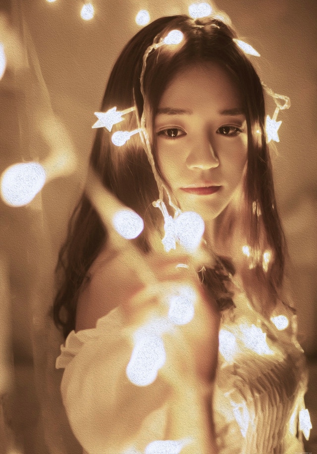 朦胧白纱下的灯光美女迷人身段唯美写真