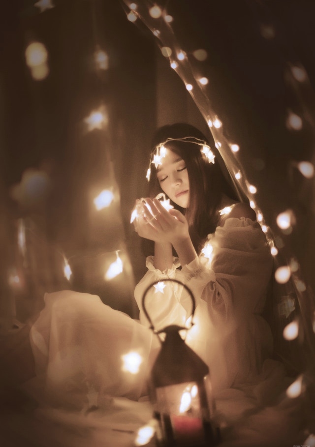 朦胧白纱下的灯光美女迷人身段唯美写真