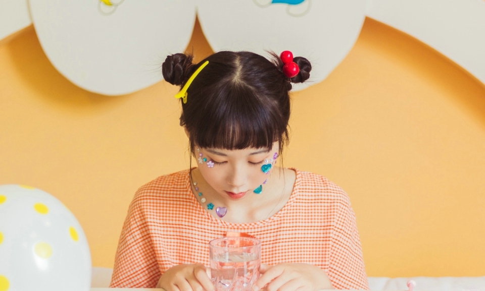 可爱妹子色彩斑斓靓丽俏皮活泼写真