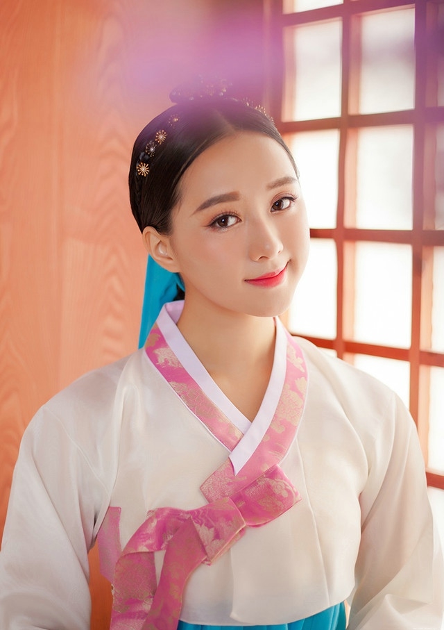 四万年一遇的温婉端庄韩服美女嘴唇粉嫩写真