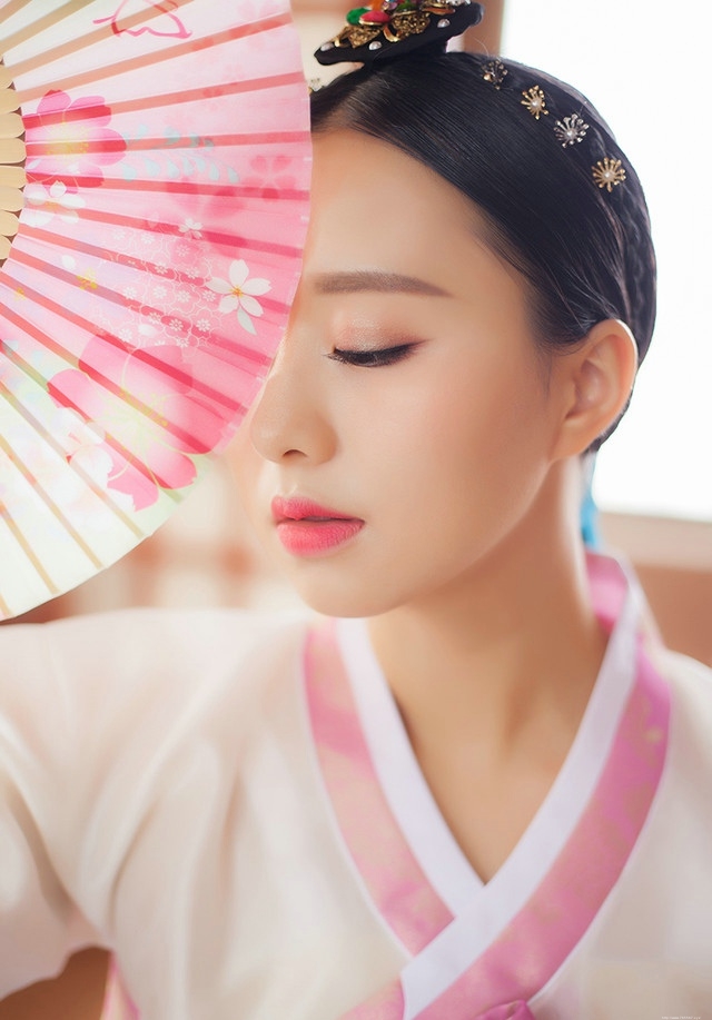 四万年一遇的温婉端庄韩服美女嘴唇粉嫩写真