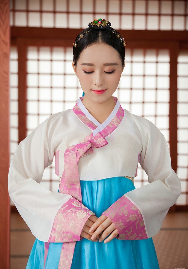 四万年一遇的温婉端庄韩服美女嘴唇粉嫩写真