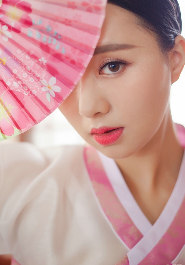 四万年一遇的温婉端庄韩服美女嘴唇粉嫩写真