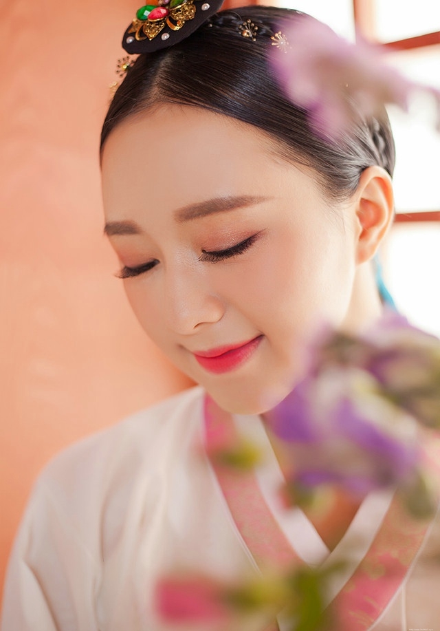 四万年一遇的温婉端庄韩服美女嘴唇粉嫩写真