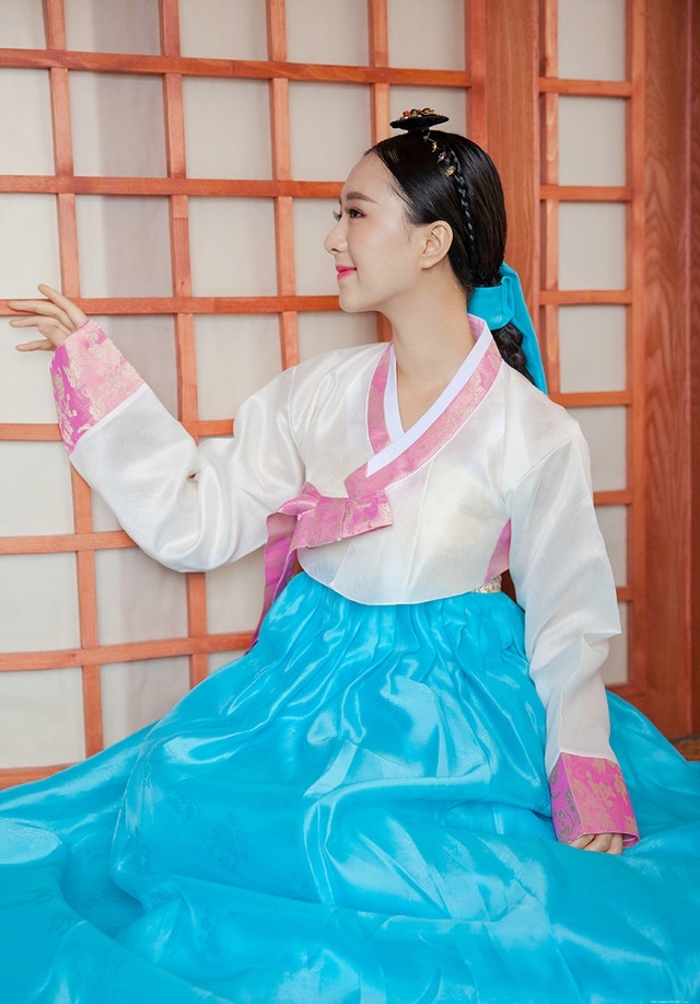 四万年一遇的温婉端庄韩服美女嘴唇粉嫩写真