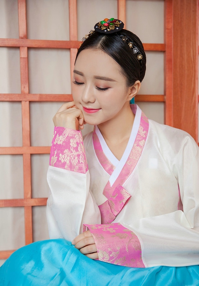 四万年一遇的温婉端庄韩服美女嘴唇粉嫩写真