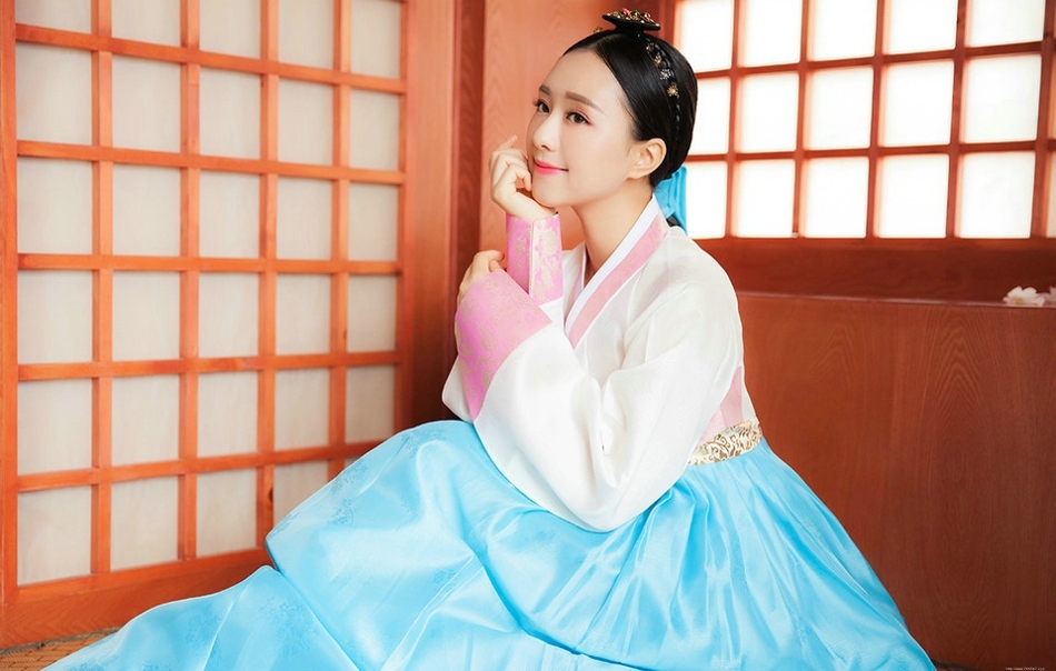 四万年一遇的温婉端庄韩服美女嘴唇粉嫩写真