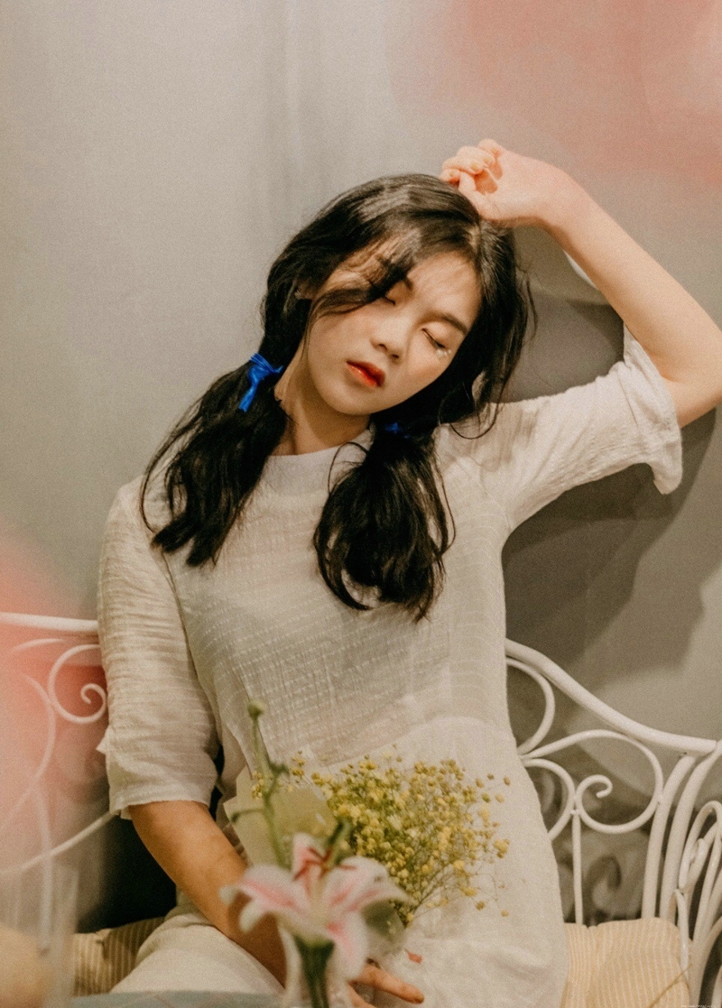 娇嫩自然卷妹子恬静如花朵般美丽