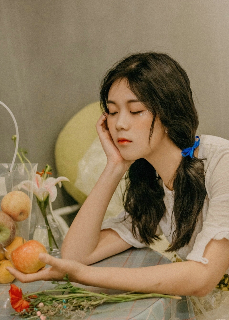 娇嫩自然卷妹子恬静如花朵般美丽