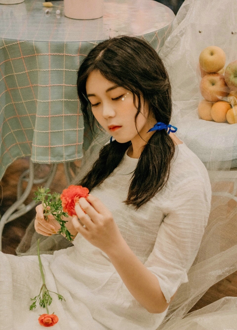 娇嫩自然卷妹子恬静如花朵般美丽