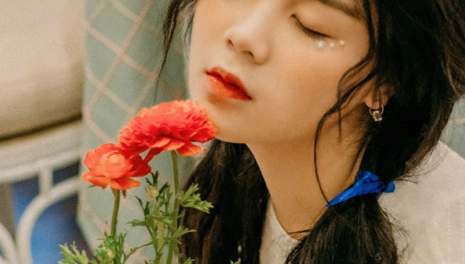 娇嫩自然卷妹子恬静如花朵般美丽