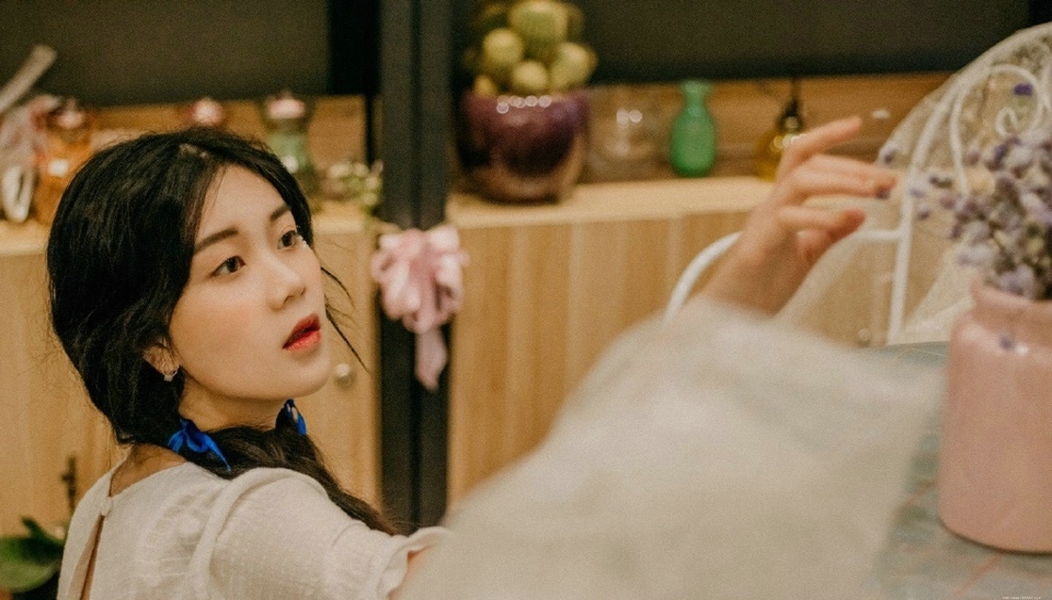 娇嫩自然卷妹子恬静如花朵般美丽