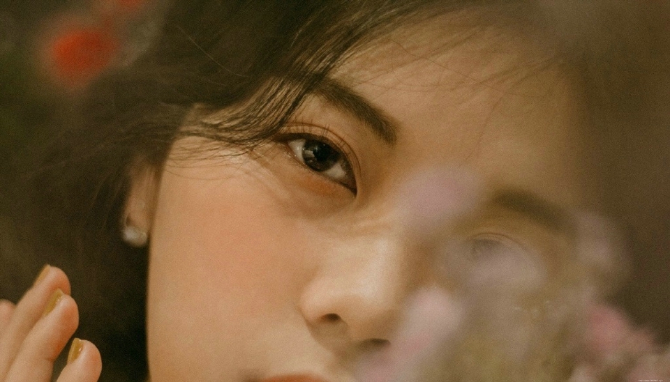 娇嫩自然卷妹子恬静如花朵般美丽