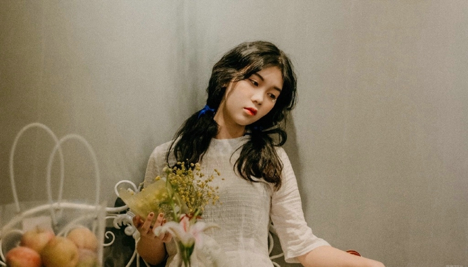 娇嫩自然卷妹子恬静如花朵般美丽