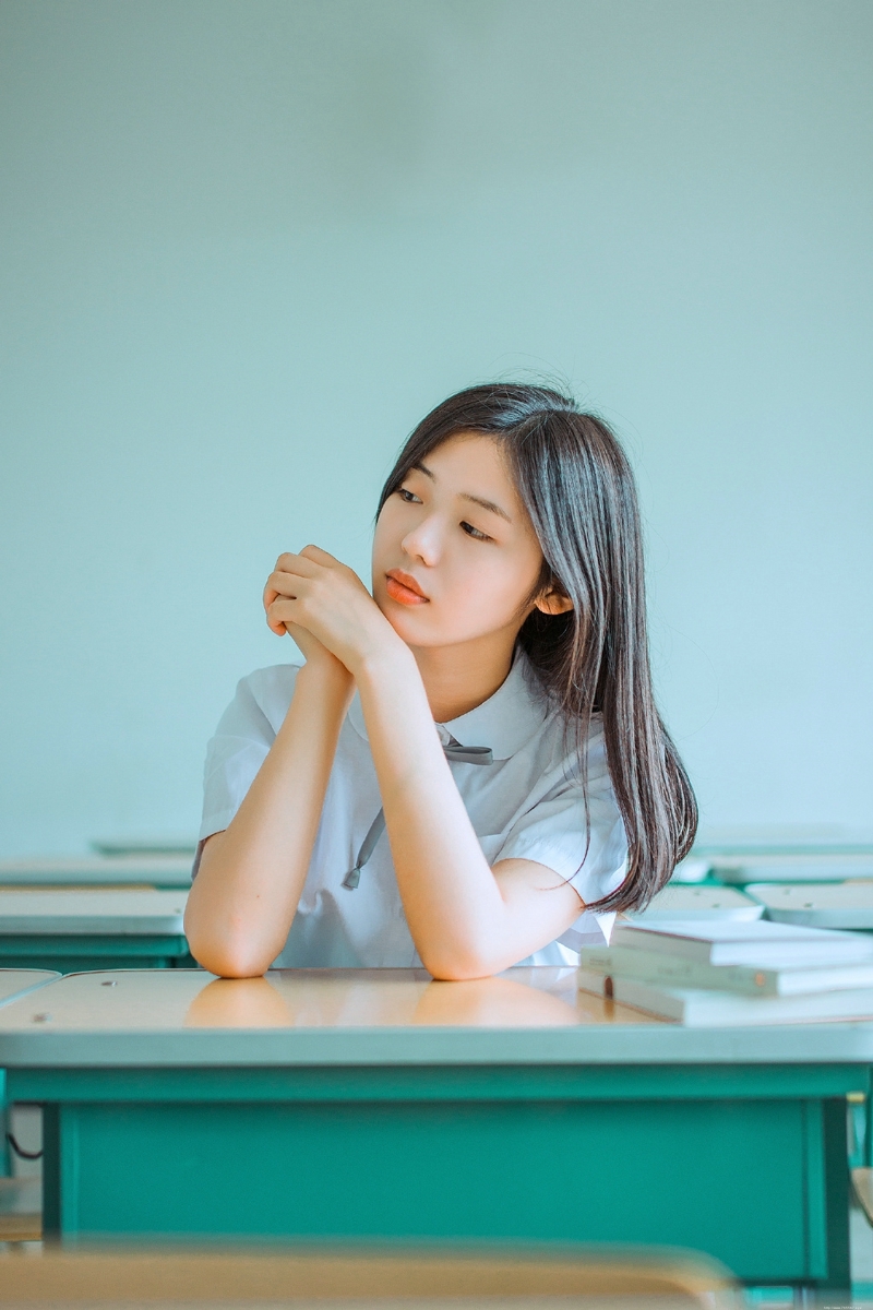 教室内的氧气校服少女纯真笑容