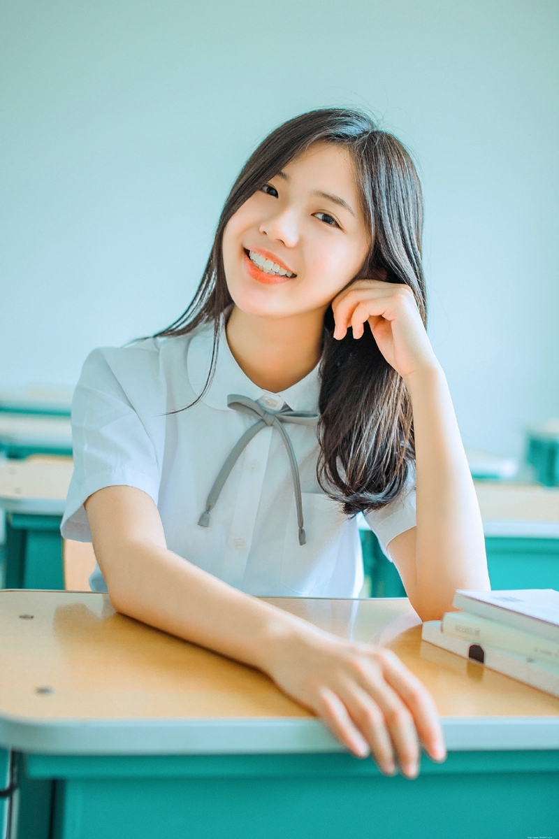 教室内的氧气校服少女纯真笑容