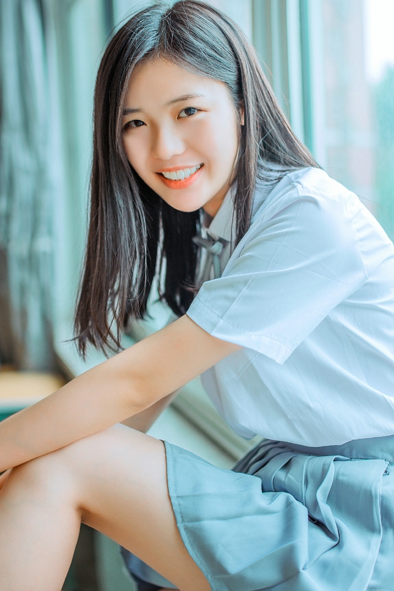 教室内的氧气校服少女纯真笑容