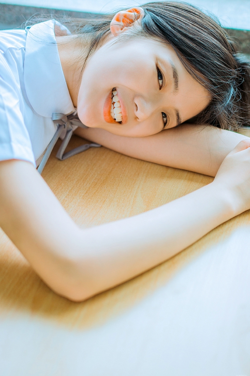 教室内的氧气校服少女纯真笑容