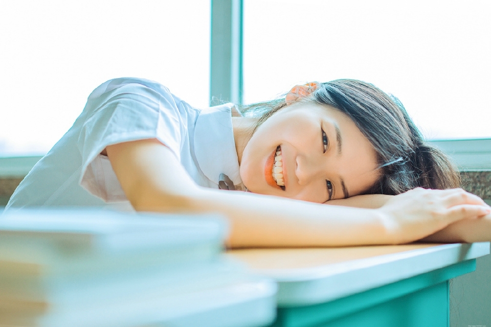 教室内的氧气校服少女纯真笑容