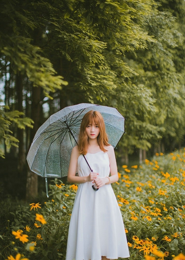 四月潮湿天气撑伞清纯可爱女孩唯美甜蜜写真