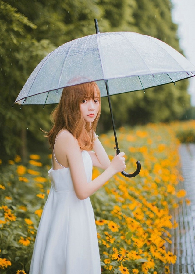 四月潮湿天气撑伞清纯可爱女孩唯美甜蜜写真