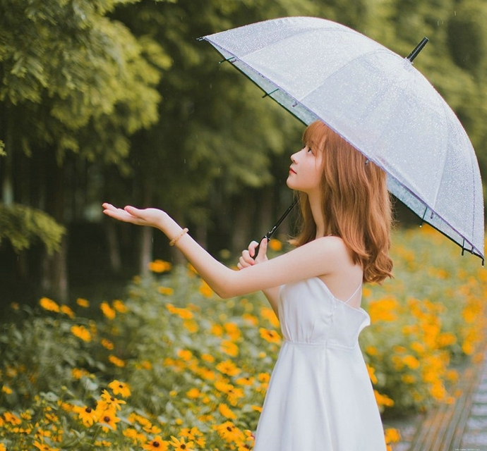 四月潮湿天气撑伞清纯可爱女孩唯美甜蜜写真