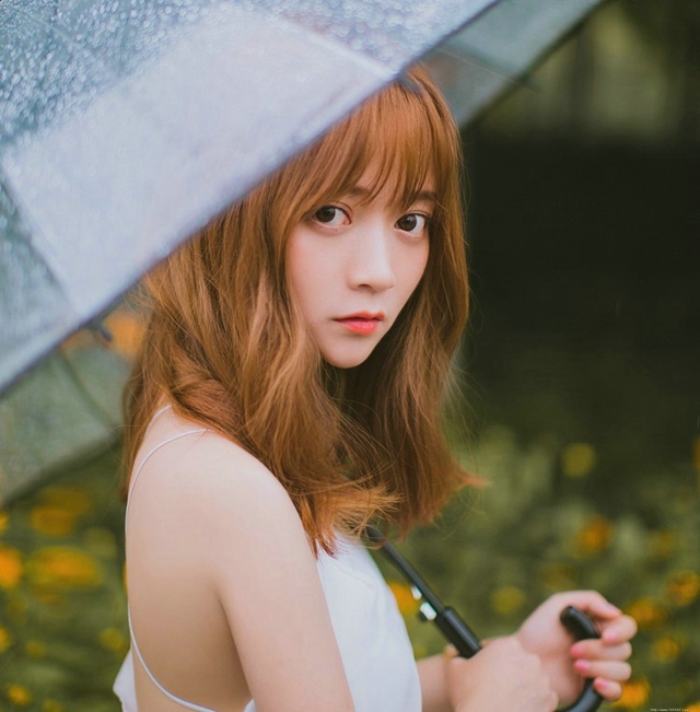 四月潮湿天气撑伞清纯可爱女孩唯美甜蜜写真