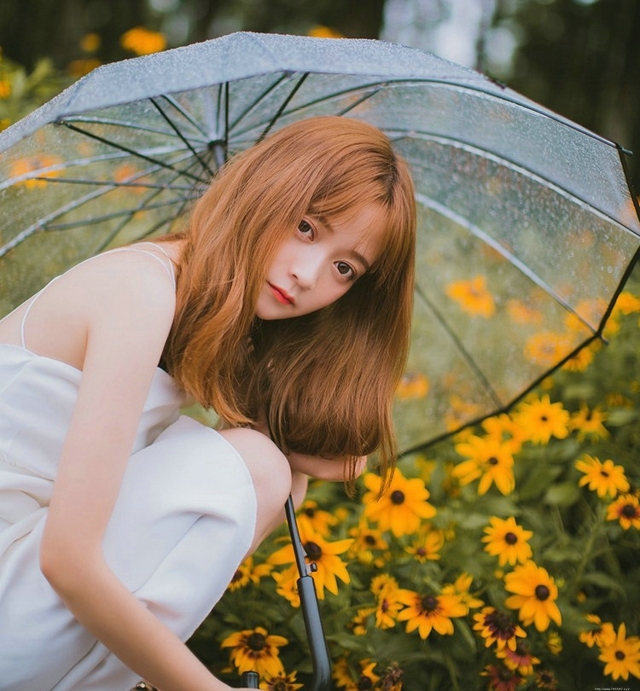 四月潮湿天气撑伞清纯可爱女孩唯美甜蜜写真