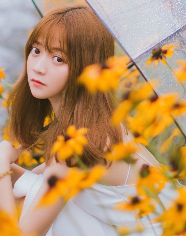 四月潮湿天气撑伞清纯可爱女孩唯美甜蜜写真