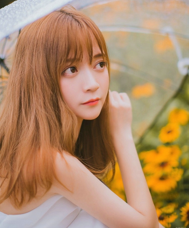 四月潮湿天气撑伞清纯可爱女孩唯美甜蜜写真