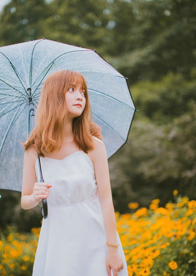 四月潮湿天气撑伞清纯可爱女孩唯美甜蜜写真