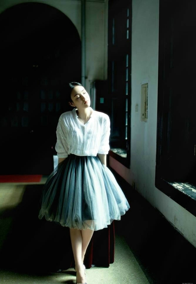 气质森系女神马尾清雅淡妆迷人