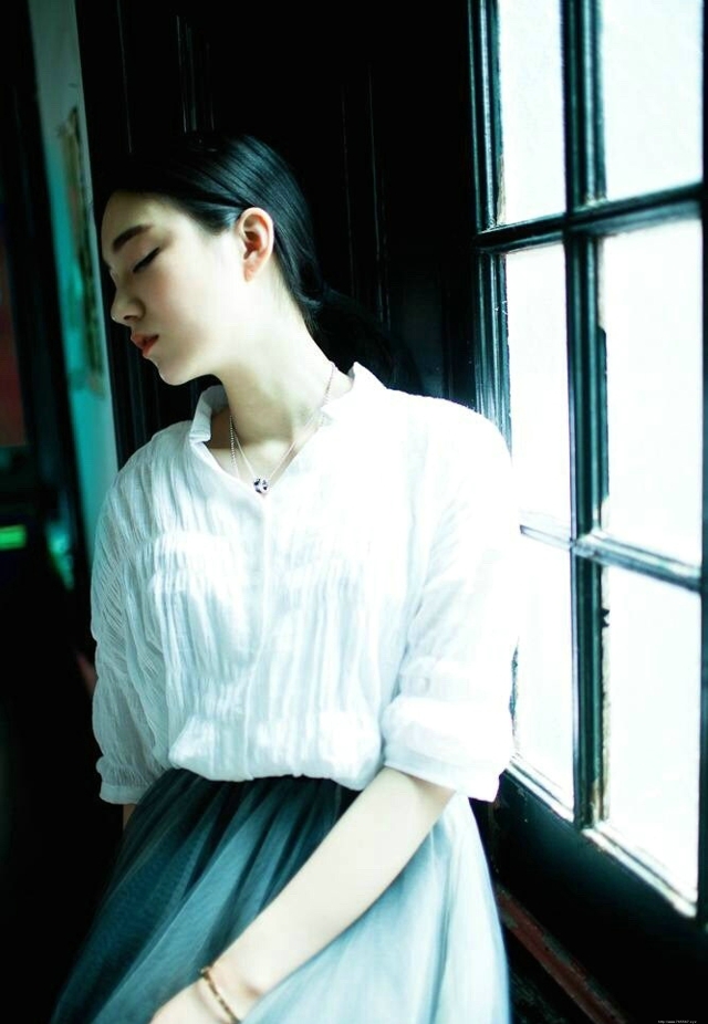 气质森系女神马尾清雅淡妆迷人