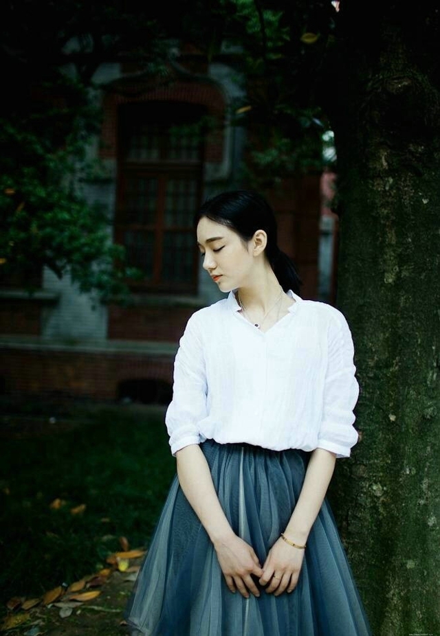 气质森系女神马尾清雅淡妆迷人