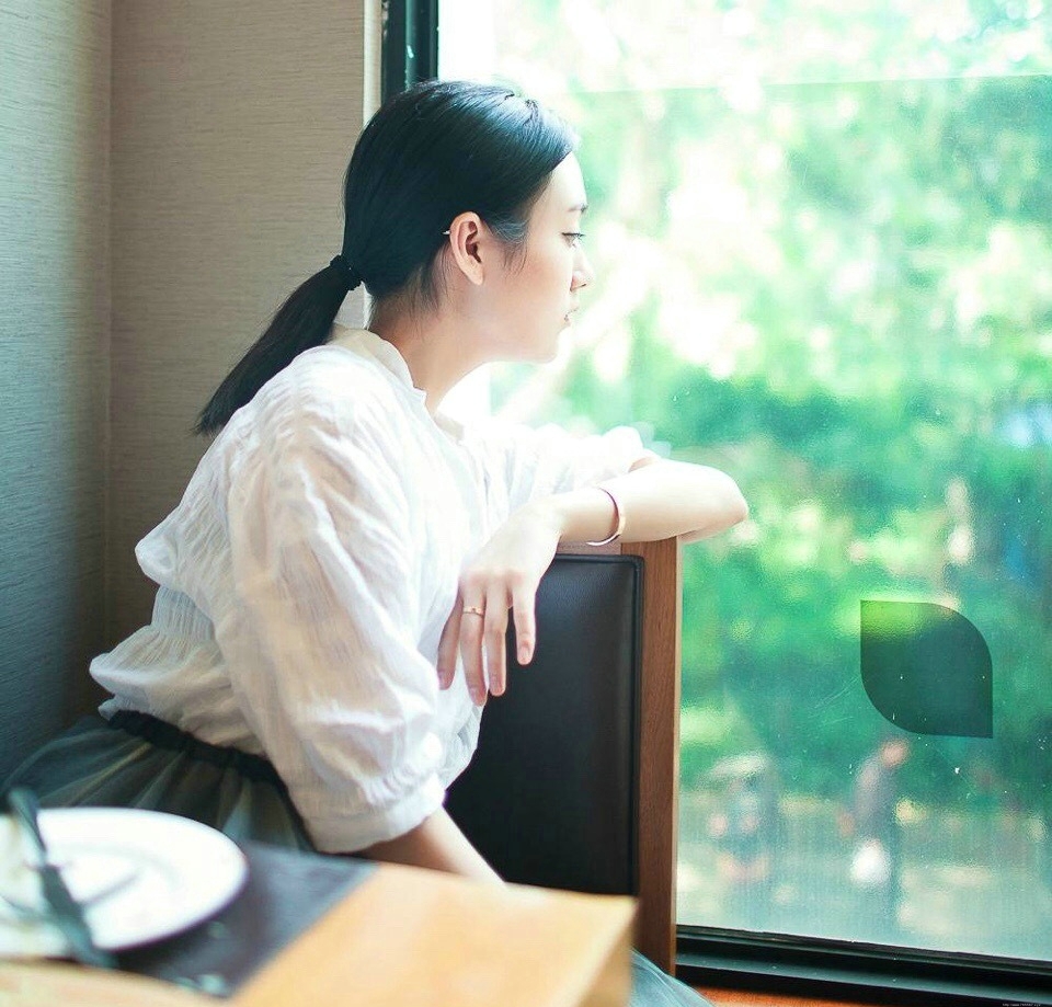 气质森系女神马尾清雅淡妆迷人