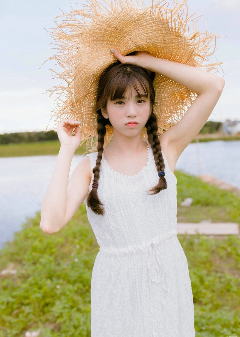 阳光明媚天空下的草帽氧气少女白皙肌肤