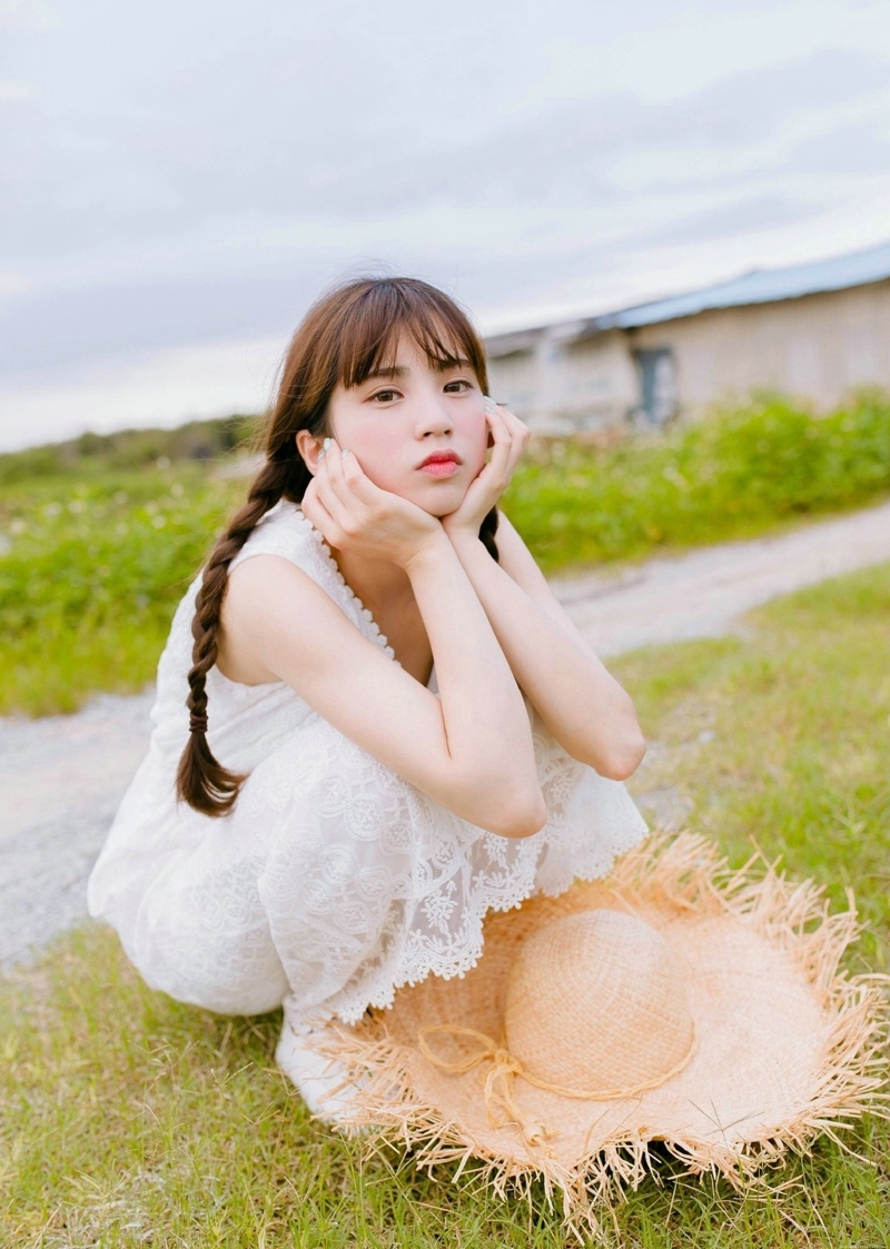 阳光明媚天空下的草帽氧气少女白皙肌肤