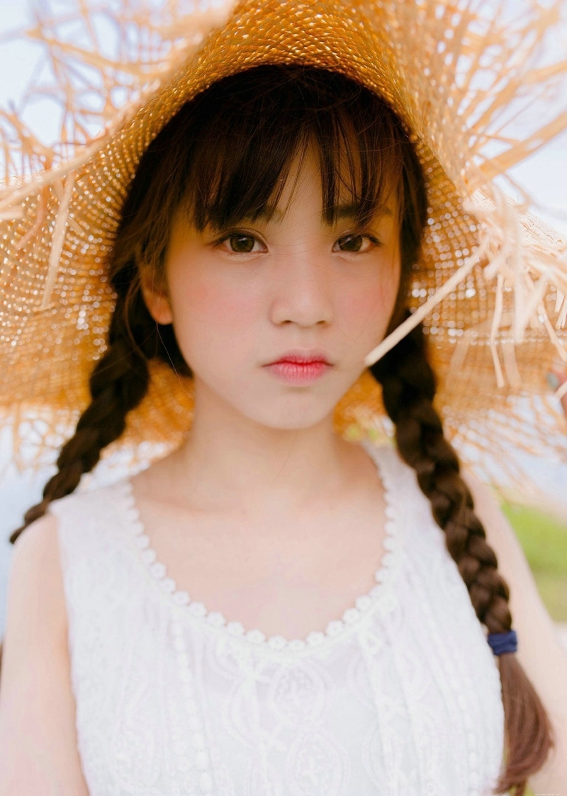 阳光明媚天空下的草帽氧气少女白皙肌肤