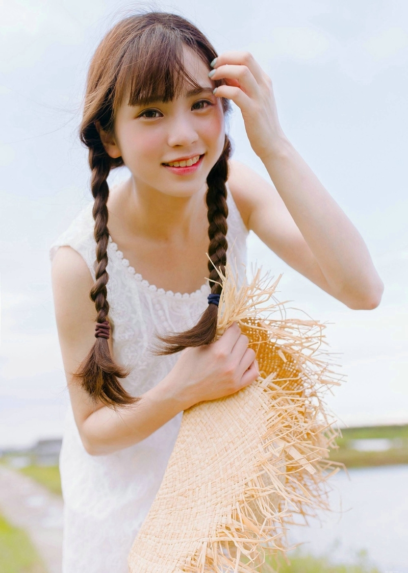 阳光明媚天空下的草帽氧气少女白皙肌肤