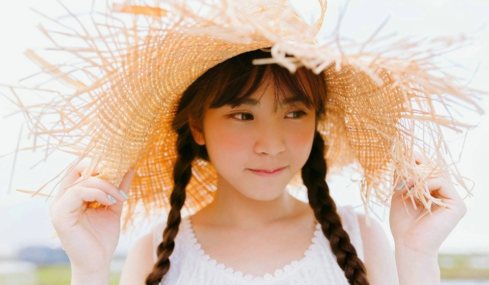 阳光明媚天空下的草帽氧气少女白皙肌肤