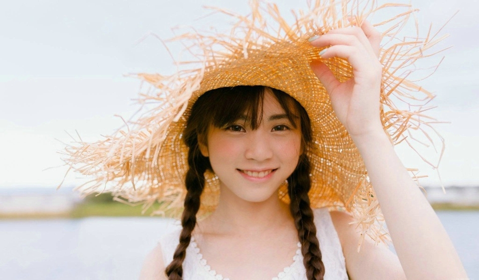 阳光明媚天空下的草帽氧气少女白皙肌肤