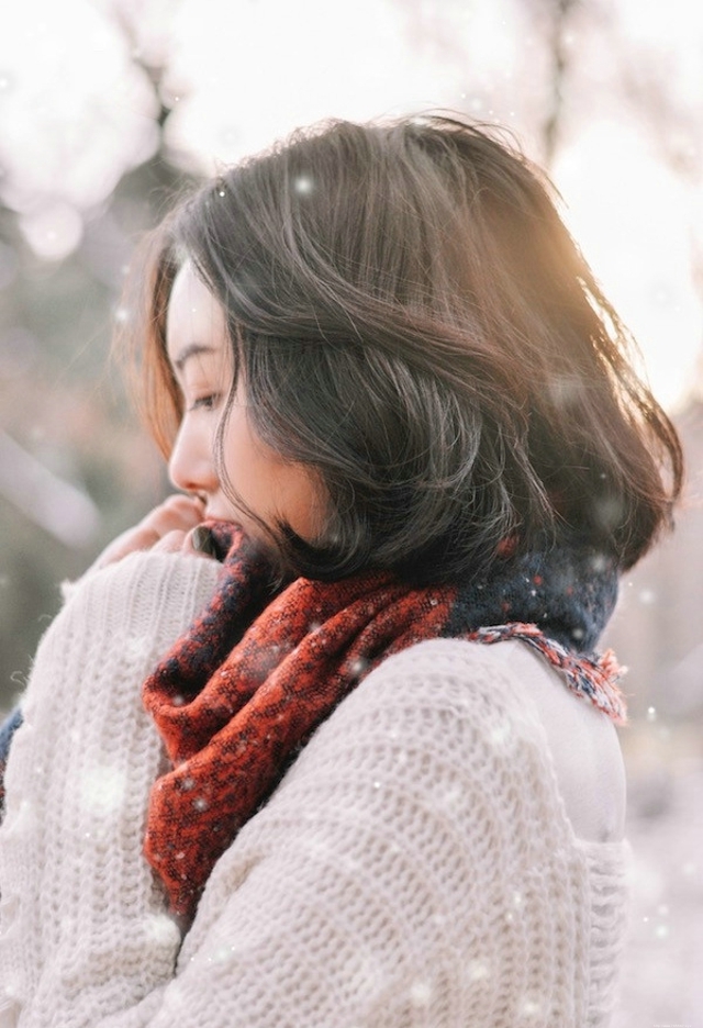 又一年大雪纷飞短发美女撑伞漫步楚楚动人